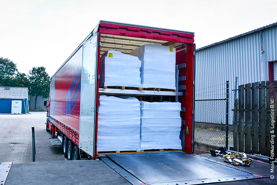 Tovorno vozilo z dvojnimi tlemi v tovornem prostoru pri podjetju Mooij Forwarding & Logistics B.V.
